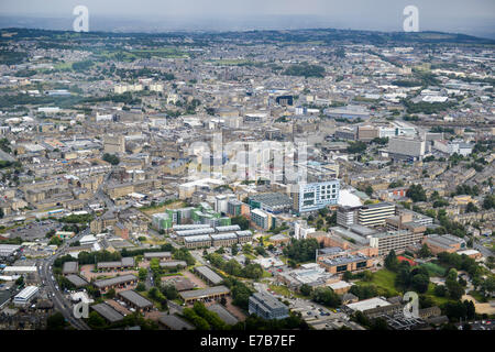 Una veduta aerea di Bradford, West Yorkshire con una doccia a pioggia visibile in distanza. Foto Stock