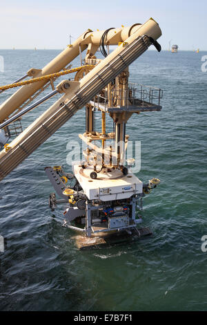 SMD un veicolo azionato in modo remoto (ROV) cavo di scavo cingolato offshore di lavoro sul Gwynt y Mor Offshore Wind Farm Foto Stock