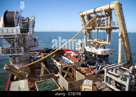SMD un veicolo azionato in modo remoto (ROV) cavo di scavo cingolato offshore di lavoro sul Gwynt y Mor Offshore Wind Farm Foto Stock