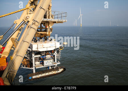 SMD un veicolo azionato in modo remoto (ROV) cavo di scavo cingolato offshore di lavoro sul Gwynt y Mor Offshore Wind Farm Foto Stock