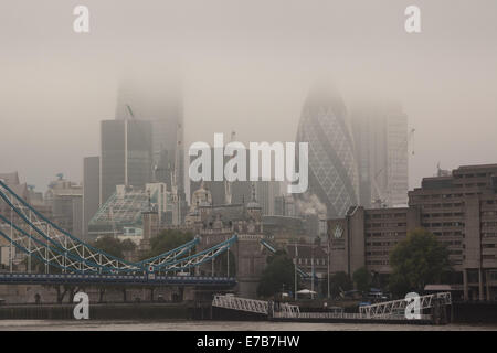 Londra, UK, 12 settembre 2014. Il quartiere finanziario di Londra avvolta nella nebbia. Il Met Office ha predetto un caloroso "Estate Indiana" per il Regno Unito ma allo spuntar del giorno il tempo sentito distintamente autunnale. Credito: Patricia Phillips/Alamy Live News Foto Stock