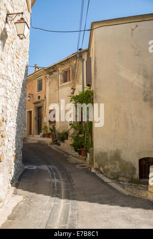 All'interno dei bastioni di collina fortificata villaggio di Sablet nella Vaucluse, Provence-Alpes-Côte d'Azur, in Francia meridionale. Foto Stock