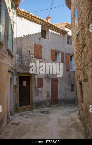 All'interno dei bastioni di collina fortificata villaggio di Sablet nella Vaucluse, Provence-Alpes-Côte d'Azur, in Francia meridionale. Foto Stock