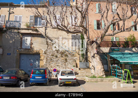 La collina fortificata villaggio di Sablet nella Vaucluse, Provence-Alpes-Côte d'Azur, in Francia meridionale. Foto Stock