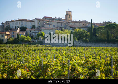 Luce del sole di mattina sui vigneti sottostanti Sablet village bastioni nella Vaucluse, Provence-Alpes-Côte d'Azur, in Francia meridionale. Foto Stock