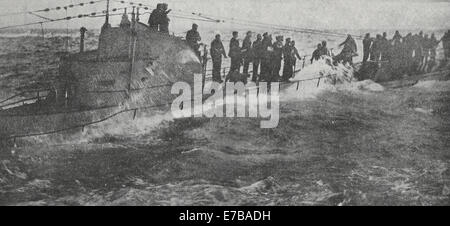 Primo USA catturato U-Boat - I Guerra Mondiale - equipaggio del sottomarino Tedesco si arrese a USS Fanning destroyer - Novembre 1917 Foto Stock