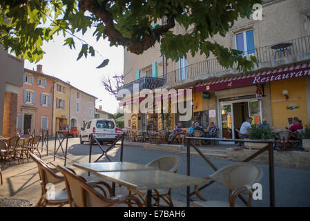 Pomeriggio al di fuori Cafe a Sablet villaggio nella Vaucluse, Provence-Alpes-Côte d'Azur, in Francia meridionale. Foto Stock