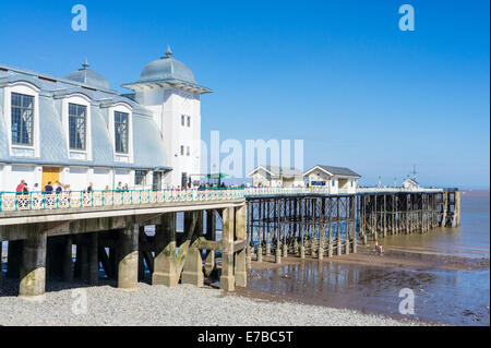 Penarth Pier e la spiaggia sotto Penarth Pier Pavilion Penarth vale di Glamorgan Galles del Sud GB UK Europa Foto Stock