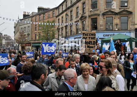 Stirling, Scozia, Regno Unito. 12 settembre 2014. Nicola storione, un ministro per SNP, visite Stirling per sollevare il supporto per l'indipendenza scozzese. Una grande folla ruotato fino a sostegno. Credito: Andrew Steven Graham/Alamy Live News Foto Stock