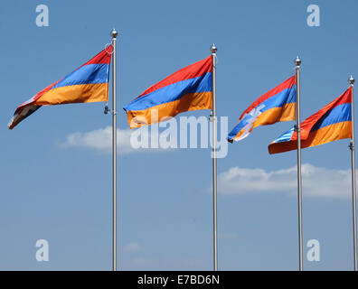 Stepanakert, Repubblica di Nagorno-Karabakh. Il 25 giugno, 2014. Bandiere del Nagorno-Karabakh e Repubblica di Armenia sono volate nel centro di Stepanakert, Repubblica di Nagorno-Karabakh, 25 giugno 2014. I colori della bandiera simboleggiano il collegamento con l' Armenia. La Repubblica di Nagorno-Karabakh è indipendente de facto ma non riconosciuto a livello internazionale stato contestato tra Armenia e Azerbaigian. La regione senza sbocchi sul mare nel Caucaso del Sud è abitata da armeni. Foto: Jens Kalaene - NESSUN SERVIZIO DI FILO-/dpa/Alamy Live News Foto Stock