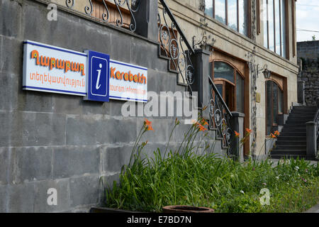 Shusha, Repubblica di Nagorno-Karabakh. Il 25 giugno, 2014. L'edificio che ospita gli uffici di informazioni turistiche in Shusha, Repubblica di Nagorno-Karabakh, 25 giugno 2014. La Repubblica di Nagorno-Karabakh è indipendente de facto ma non riconosciuto a livello internazionale stato contestato tra Armenia e Azerbaigian. La regione senza sbocchi sul mare nel Caucaso del Sud è abitata da armeni. Foto: Jens Kalaene - NESSUN SERVIZIO DI FILO-/dpa/Alamy Live News Foto Stock