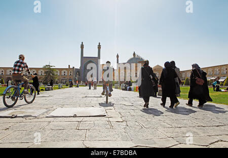 I pedoni e i ciclisti di fronte l'Imam moschea imam Square, Isfahan, Provincia di Isfahan, Persia, Iran Foto Stock