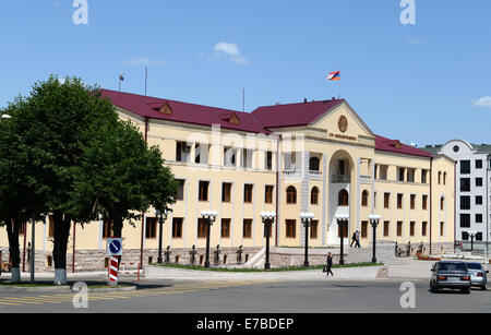 Stepanakert, Repubblica di Nagorno-Karabakh. Il 25 giugno, 2014. Un nuovo edificio del parlamento nel centro di Stepanakert, Repubblica di Nagorno-Karabakh, 25 giugno 2014. Due edifici a Stepanakert sono utilizzati come edificio del parlamento. La Repubblica di Nagorno-Karabakh è indipendente de facto ma lo stato non riconosciuto disputata tra Armenia e Azerbaigian. La regione senza sbocchi sul mare nel Caucaso del Sud è abitata da armeni. Foto: Jens Kalaene - NESSUN SERVIZIO DI FILO-/dpa/Alamy Live News Foto Stock