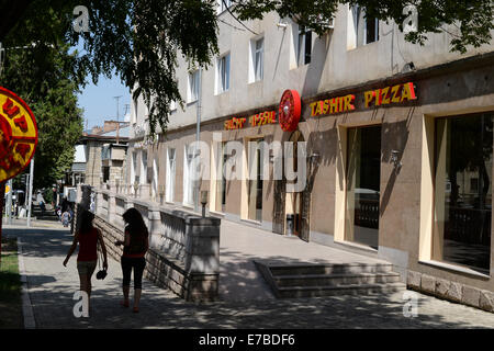 Stepanakert, Repubblica di Nagorno-Karabakh. Il 25 giugno, 2014. Un ramo di Armeni una catena di fast food Tashir Pizza nel centro di Stepanakert, Repubblica di Nagorno-Karabakh, 25 giugno 2014. La Repubblica di Nagorno-Karabakh è indipendente de facto ma lo stato non riconosciuto disputata tra Armenia e Azerbaigian. La regione senza sbocchi sul mare nel Caucaso del Sud è abitata da armeni. Foto: Jens Kalaene - NESSUN SERVIZIO DI FILO-/dpa/Alamy Live News Foto Stock