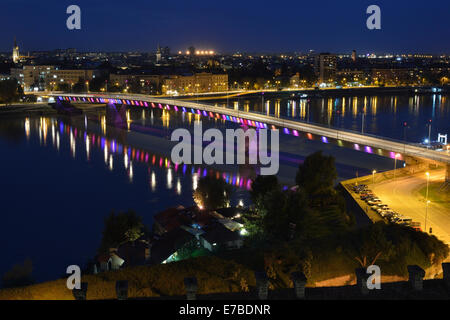 Vista da Petrovaradin Fortress di Liberty ponte sul Danubio, Novi Sad, Vojvodina provincia, Serbia Foto Stock