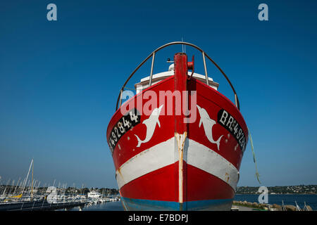 La pesca in barca presso il molo, Brest, Brittany, Francia Foto Stock