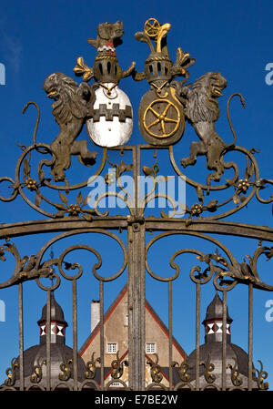 Cancello di ingresso di Schloss Neuenhof castello, Lüdenscheid, Sauerland, Nord Reno-Westfalia, Germania Foto Stock