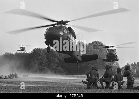 Esercitazioni nato nei Paesi Bassi, U.S.esercito elicotteri Blackhawk recupero di soldati olandesi dopo un'operazione (ottobre 1983) Foto Stock