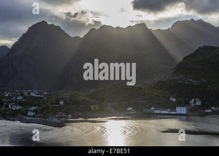 Raggi di sole che si infrangono attraverso le nuvole sulle montagne del comune di Moskenes, Lofoten, Nordland, Norvegia Foto Stock