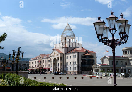 Stepanakert, Repubblica di Nagorno-Karabakh. Il 25 giugno, 2014. Hotel Armenia (L) e l'edificio del parlamento sul 'Square della rinascita armena" nel centro di Stepanakert, Repubblica di Nagorno-Karabakh, 25 giugno 2014. La Repubblica di Nagorno-Karabakh è indipendente de facto ma lo stato non riconosciuto disputata tra Armenia e Azerbaigian. La regione senza sbocchi sul mare nel Caucaso del Sud è abitata da armeni. Foto: Jens Kalaene - NESSUN SERVIZIO DI FILO-/dpa/Alamy Live News Foto Stock