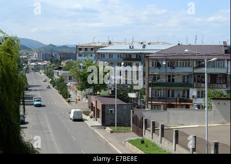 Stepanakert, Repubblica di Nagorno-Karabakh. Il 25 giugno, 2014. Vista di una strada e gli edifici residenziali nel centro di Stepanakert, Repubblica di Nagorno-Karabakh, 25 giugno 2014. La Repubblica di Nagorno-Karabakh è indipendente de facto ma lo stato non riconosciuto disputata tra Armenia e Azerbaigian. La regione senza sbocchi sul mare nel Caucaso del Sud è abitata da armeni. Foto: Jens Kalaene - NESSUN SERVIZIO DI FILO-/dpa/Alamy Live News Foto Stock