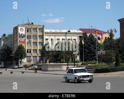 Stepanakert, Repubblica di Nagorno-Karabakh. Il 25 giugno, 2014. Bandiere flie sul 'Square della rinascita armena" nel centro di Stepanakert, Repubblica di Nagorno-Karabakh, 25 giugno 2014. La Repubblica di Nagorno-Karabakh è indipendente de facto ma lo stato non riconosciuto disputata tra Armenia e Azerbaigian. La regione senza sbocchi sul mare nel Caucaso del Sud è abitata da armeni. Foto: Jens Kalaene - NESSUN SERVIZIO DI FILO-/dpa/Alamy Live News Foto Stock