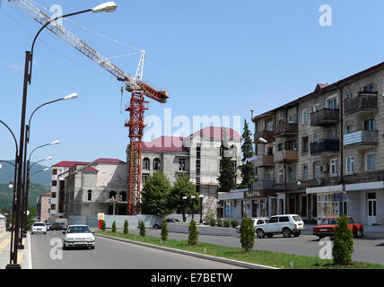 Stepanakert, Repubblica di Nagorno-Karabakh. Il 25 giugno, 2014. I lavori di costruzione sono in corso su un edificio nel centro di Stepanakert, Repubblica di Nagorno-Karabakh, 25 giugno 2014. La Repubblica di Nagorno-Karabakh è indipendente de facto ma lo stato non riconosciuto disputata tra Armenia e Azerbaigian. La regione senza sbocchi sul mare nel Caucaso del Sud è abitata da armeni. Foto: Jens Kalaene - NESSUN SERVIZIO DI FILO-/dpa/Alamy Live News Foto Stock