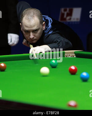 Shanghai, Cina. Xii Sep, 2014. Scozia Graeme Dott gioca un colpo contro la Cina del Ding Junhui durante i quarti di Snooker Masters di Shanghai a Shanghai in Cina orientale, Sett. 12, 2014. Credito: Ding Ting/Xinhua/Alamy Live News Foto Stock