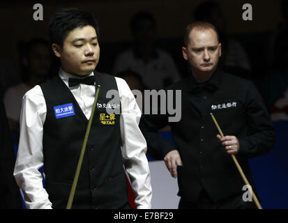 Shanghai, Cina. Xii Sep, 2014. Della Cina di Ding Junhui (L) ritiene che un colpo contro la Scozia Graeme Dott durante i quarti di Snooker Masters di Shanghai a Shanghai in Cina orientale, Sett. 12, 2014. Credito: Ding Ting/Xinhua/Alamy Live News Foto Stock