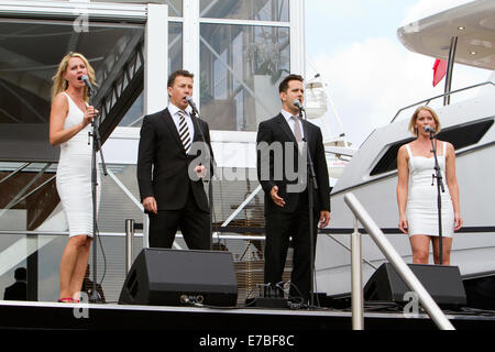 Amici per sempre, classica pop gruppo, cantare durante la fase di apertura del Sunseeker stand presso il Southampton Boat Show 2014. Foto Stock