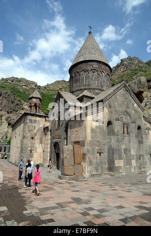 Vista del Monastero di Geghard, che fu costruita nel IV secolo, nella parte superiore del fiume Azat Valley in Armenia il 29 giugno 2014. L'Integrale nome del monastero, Geghardavank, significa "monastero della lancia' in riferimento al Santo la lancia che aveva ferito Gesù durante la crocifissione. Apostolo Taddeo si suppone di avere portato la lancia per l'Armenia. Esiste un partenariato UNESCO con abbazia di Lorsch in Hesse, Germania. Armeina è stato il primo paese a rendere il cristianesimo la sua religione di stato nel 301. Foto: Jens Kalaene - Nessun servizio di filo- Foto Stock