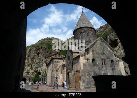 Vista del Monastero di Geghard, che fu costruita nel IV secolo, nella parte superiore del fiume Azat Valley in Armenia il 29 giugno 2014. L'Integrale nome del monastero, Geghardavank, significa "monastero della lancia' in riferimento al Santo la lancia che aveva ferito Gesù durante la crocifissione. Apostolo Taddeo si suppone di avere portato la lancia per l'Armenia. Esiste un partenariato UNESCO con abbazia di Lorsch in Hesse, Germania. Armeina è stato il primo paese a rendere il cristianesimo la sua religione di stato nel 301. Foto: Jens Kalaene - Nessun servizio di filo- Foto Stock