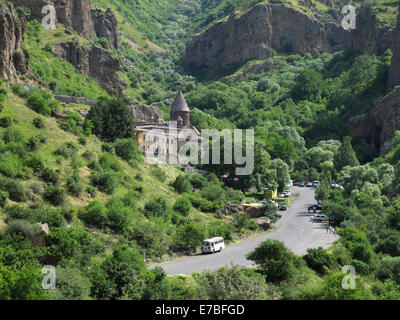 Vista del Monastero di Geghard, che fu costruita nel IV secolo, nella parte superiore del fiume Azat Valley in Armenia il 29 giugno 2014. L'Integrale nome del monastero, Geghardavank, significa "monastero della lancia' in riferimento al Santo la lancia che aveva ferito Gesù durante la crocifissione. Apostolo Taddeo si suppone di avere portato la lancia per l'Armenia. Esiste un partenariato UNESCO con abbazia di Lorsch in Hesse, Germania. Armeina è stato il primo paese a rendere il cristianesimo la sua religione di stato nel 301. Foto: Jens Kalaene - Nessun servizio di filo- Foto Stock