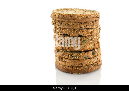 Pila di fette biscottate o biscotti isolato su bianco Foto Stock