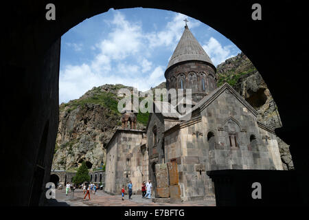 Vista del Monastero di Geghard, che fu costruita nel IV secolo, nella parte superiore del fiume Azat Valley in Armenia il 29 giugno 2014. L'Integrale nome del monastero, Geghardavank, significa "monastero della lancia' in riferimento al Santo la lancia che aveva ferito Gesù durante la crocifissione. Apostolo Taddeo si suppone di avere portato la lancia per l'Armenia. Esiste un partenariato UNESCO con abbazia di Lorsch in Hesse, Germania. Armeina è stato il primo paese a rendere il cristianesimo la sua religione di stato nel 301. Foto: Jens Kalaene - Nessun servizio di filo- Foto Stock