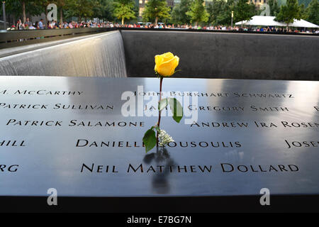 New York, Stati Uniti d'America. 11 Settembre, 2014. Fiore a sinistra al National 9/11 Memorial per il tredicesimo anniversario degli attacchi terroristici a Ground Zero a New York City. Credito: Christopher Penler/Alamy Live News Foto Stock