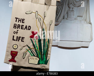 Arazzo - il pane della vita - in tutti i Santi Chiesa Parrocchiale, Otley, West Yorkshire, Inghilterra, Regno Unito Foto Stock