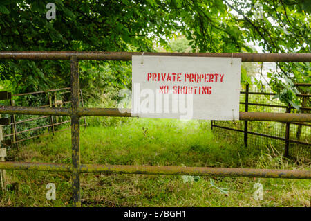 Segno su una fattoria "Proprietà privata - Nessun tiro' Foto Stock