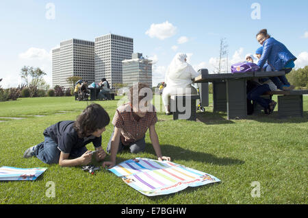 Agosto 13, 2014 - Rotterdam South Holland, Paesi Bassi Olanda - Clildren stanno giocando sul tetto di un edificio commerciale. Essi sono la compilazione di un calendario di compleanno.sullo sfondo uffici...a Rotterdam è il più grande parco pubblico su un edificio commerciale in Europa. A 9 metri di altezza, sulla sommità Bigshops al Marconi Plaza, è un parco verde con tre giardini a tema..Il parco è la misurazione di 8 acri e offre viste sulla città e sul porto. Essa è lunga 800 metri, 80 metri di larghezza e 9 metri di altezza. Al di sotto del parco è di 25.000 m2 di spazio di vendita.it non è solo un'area commerciale e un luogo dove si Foto Stock