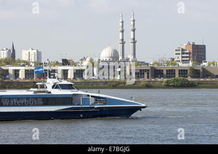 Rotterdam South Holland, Paesi Bassi, Olanda. Decimo Sep, 2014. Un vaporetto sul fiume Mosa. Sullo sfondo la moschea Essalam in Rotterdam, la più grande moschea in Europa. © Hans Van Rhoon/ZUMA filo/ZUMAPRESS.com/Alamy Live News Foto Stock