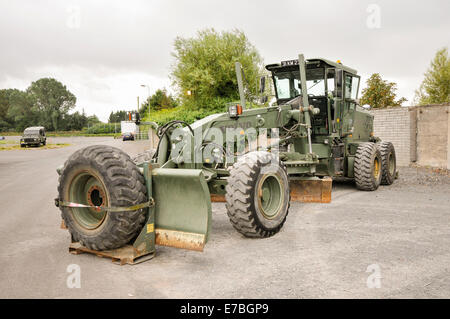 Grado militare Volvo livellatrice stradale, utilizzato per la superficie piana e liscia per creare delle strade e delle piste di atterraggio. Foto Stock