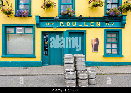 Barili di birra al di fuori di un pub irlandese Foto Stock