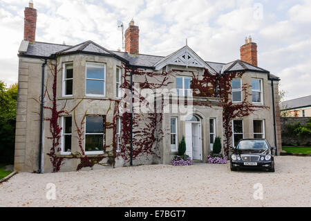 Black Mercedes Classe E auto al di fuori di un grande gentleman's country house. Foto Stock