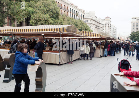 Il mercatino di Natale a Place de la seu in Barcellona, Spagna Foto Stock