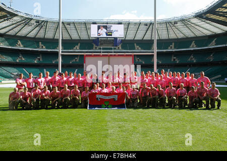 Londra, Regno Unito. 12 settembre 2014. Membri della ventiquattresima batteria irlandese reggimento esercito dopo la rottura della Coppa del Mondo di Rugby 2015 più grande scrum registrare a Twickenham durante il lancio di biglietti per il torneo. Credito: Elsie Kibue / Alamy Live News Foto Stock