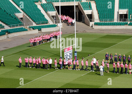 Londra, Regno Unito. 12 settembre 2014. Volontari inserire il passo per arrivare pronto a rompere la Coppa del Mondo di Rugby 2015 più grande scrum registrare a Twickenham durante il lancio di biglietti per il torneo. Credito: Elsie Kibue / Alamy Live News Foto Stock