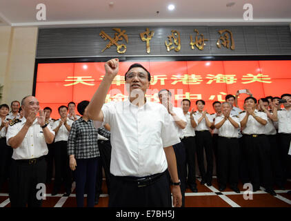 Tianjin. Undicesimo Sep, 2014. Il premier cinese LI Keqiang (C) Visite di Xingang dogana nel nord della Cina di Tianjin City, Sett. 11, 2014. Li Keqiang ha fatto un giro di ispezione di Tianjin giovedì dopo aver frequentato l'estate forum di Davos. © Li Xueren/Xinhua/Alamy Live News Foto Stock