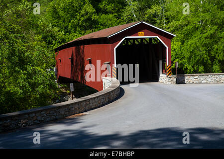 Il Colemanville ponte di coperta si estende la Pequea Creek in Lancaster County, Pennsylvania. Foto Stock