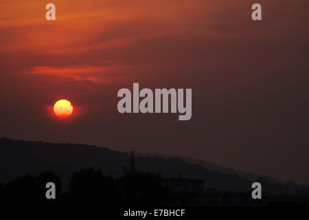 Macchie solari sul sole a Cracovia in Polonia nel mese di settembre Foto Stock