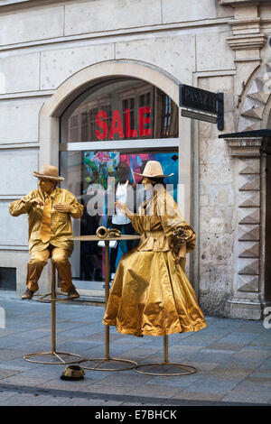 Statue viventi in strada a Cracovia in Polonia nel mese di settembre Foto Stock